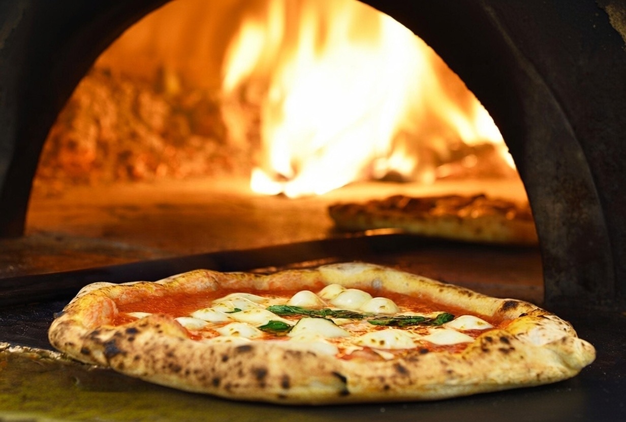 Pizza cotta nel forno a legna
